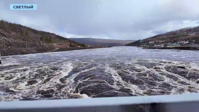 На Светлинской ГЭС спускают паводковые воды