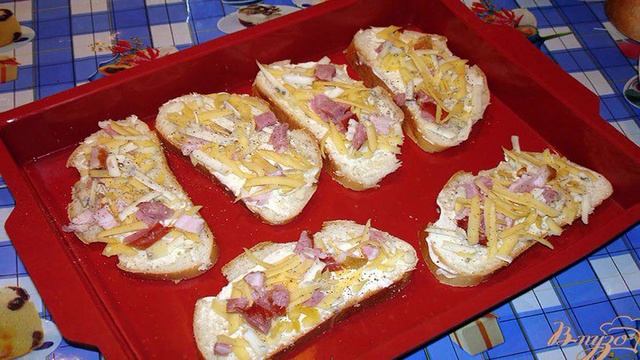 Ароматные горячие гренки с сыром и копченым беконом