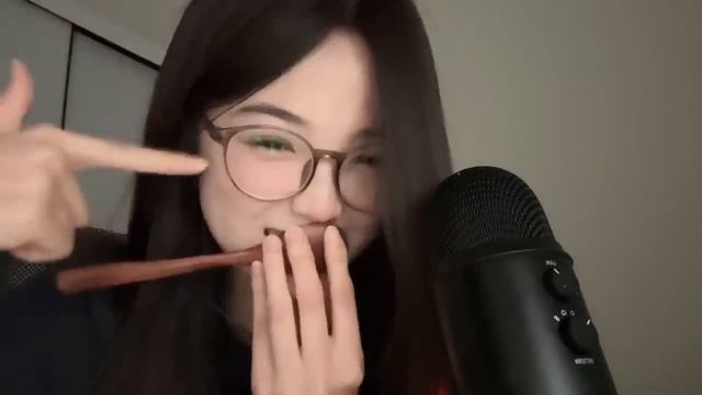 food ASMR. Близкий шёпот, движения рук, звуки рта, запись со стрима.