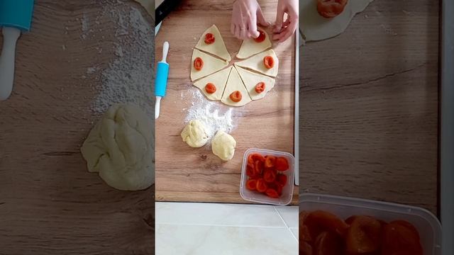 Рогалики с курагой и печенье с арахисом