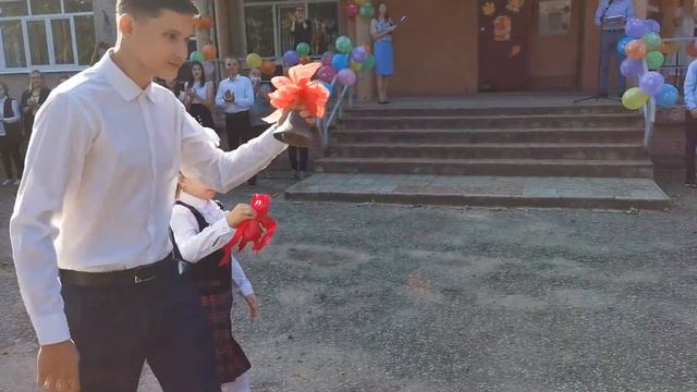 Первый школьный звонок,  учащийся 11 класса Морозов Дмитрий и учащаяся 1 класса Прохорихина Полина.