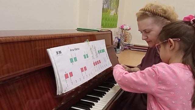 Стишки для знакомства с нотным станом и песенка про ноты. Песенка "Конь". Амира, 5 лет