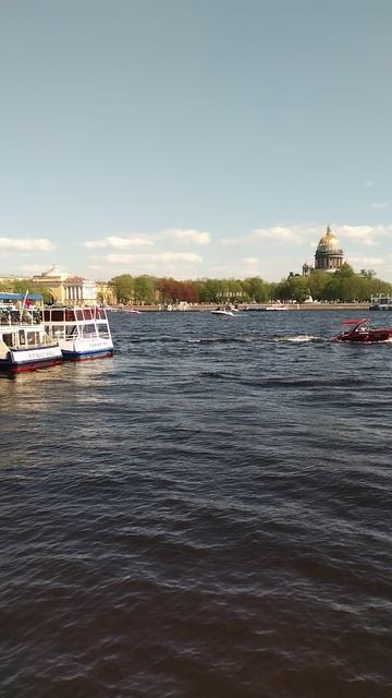 Нева, центр Петербурга. 19 мая 2024.