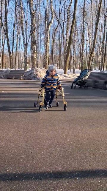 Ярик активно двигается в ходунках!