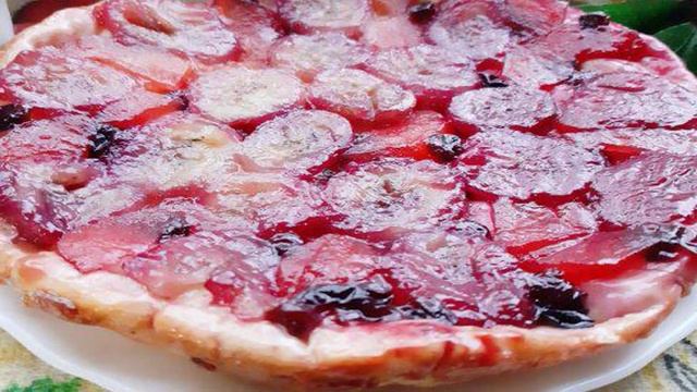 Тарт с бананом, яблоками и смородиной