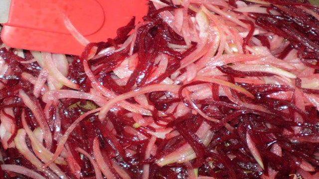 Свекла тушенная с помидорами и луком