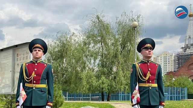 Сад Памяти: москвичи почтили память военных журналистов 50 алтайскими кедрами