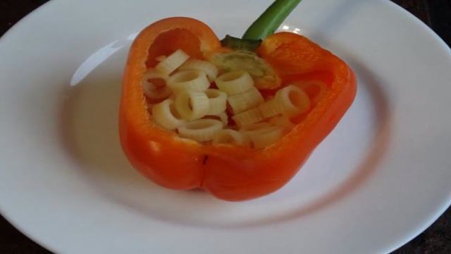 Яичница с пастой и кукурузой в перце