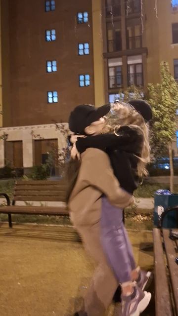 Девочка поднимает девочку🥰Таисия и Маргарита в эфире ❤️