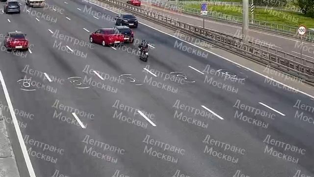 Мотоциклист на полной скорости влетел в легковушку на МКАД. 
По данным полиции, он погиб на месте.