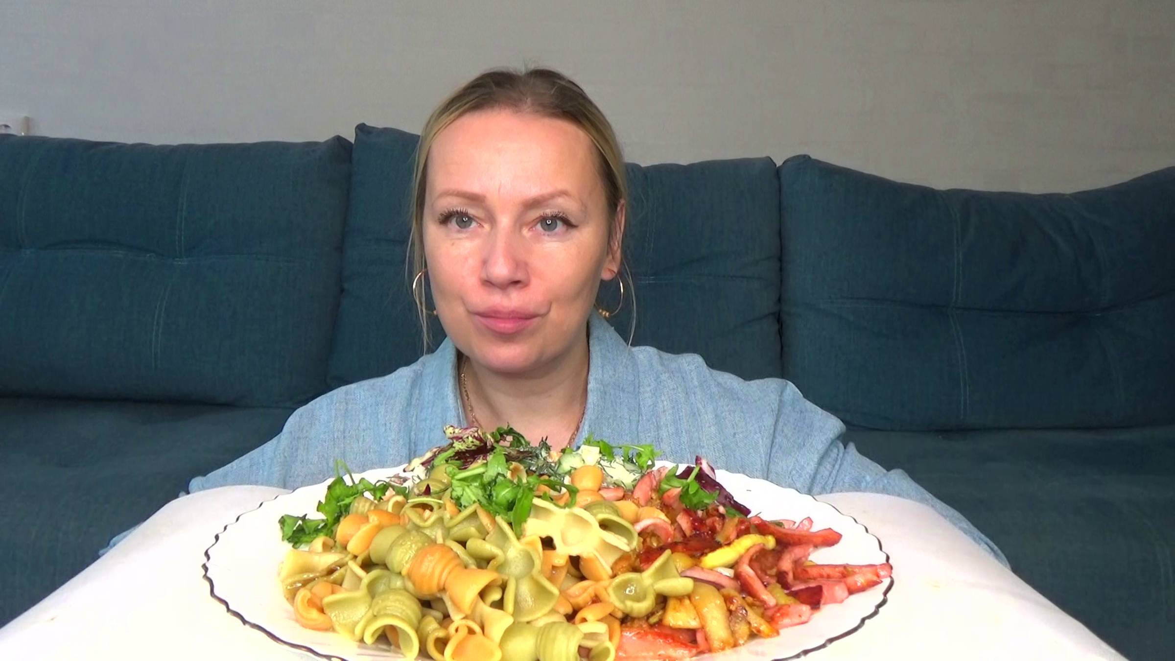 Мукбанг макароны цветные, колбаса с кабачком ,салат. Еда на камеру.