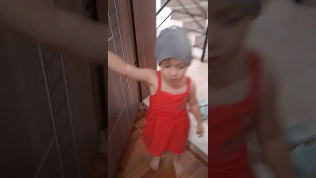 Алиса одела шапку и собралась гулять, на улице +30 #алис?