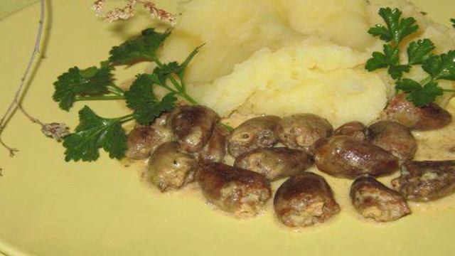 Куриные сердечки в сливочном соусе с чесноком и имбирем