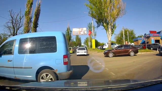 Макеевка. Вот так надо проезжать перекресток. Просто показываешь средний палец и в наглую проезжаешь