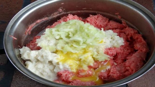 Индюшиные котлеты с зеленым яблоком