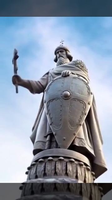 Памятник великому Князю Владимиру в Белгороде. Открыт 4 августа 1998 года