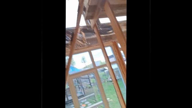 1000023902.mp4 (Собака смотрит на установку каркаса для имитации бруса внутри дома А-фрейм).
