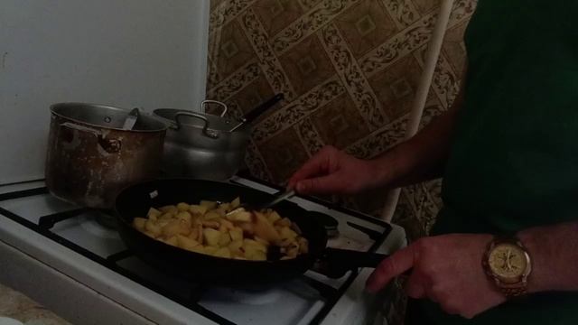на кухне жарю картошку — сделано в Clipchamp