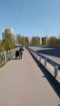 Еду по мосту через реку Славянка, окраина Петербурга. 17 мая 2025.