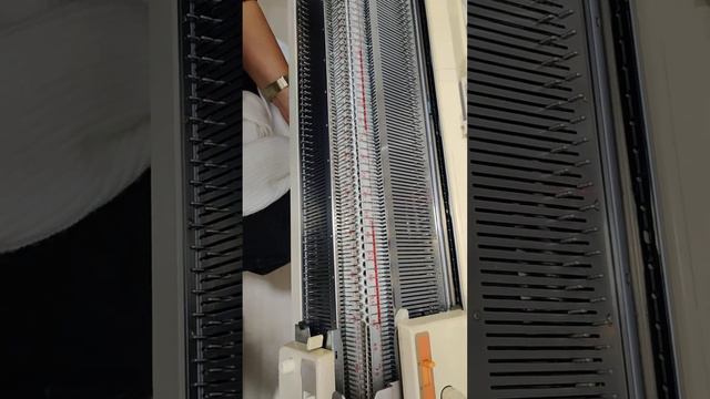 Шапочка жемчужной резинкой на двух фонтурах.