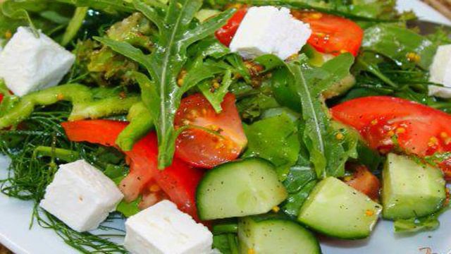 Свежий салат с овощами и брынзой