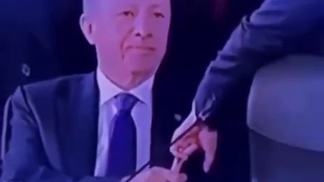 Эрдоган поймал французика за пальчик, потряс — а когда надоело, отпустил.