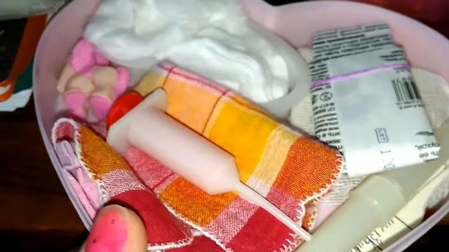 Раскладываем вещи для кроликом брелком вместе и Аврорай