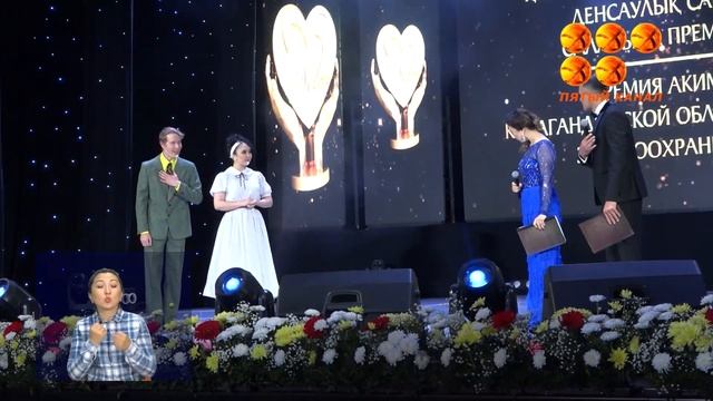 Люди в белых халатах.