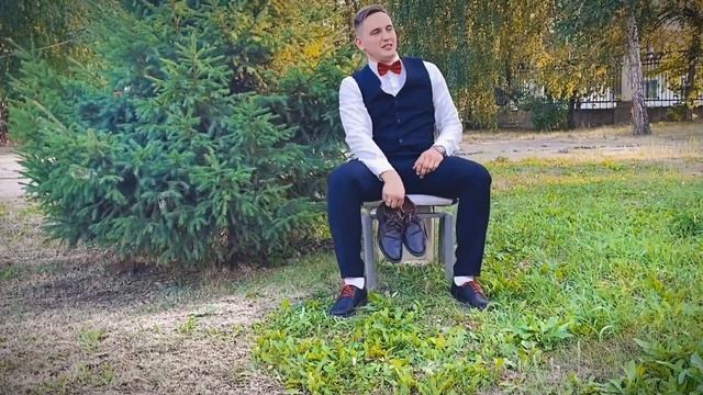 Украл жениха с банкета и фотографирую на стуле  Стал ц?