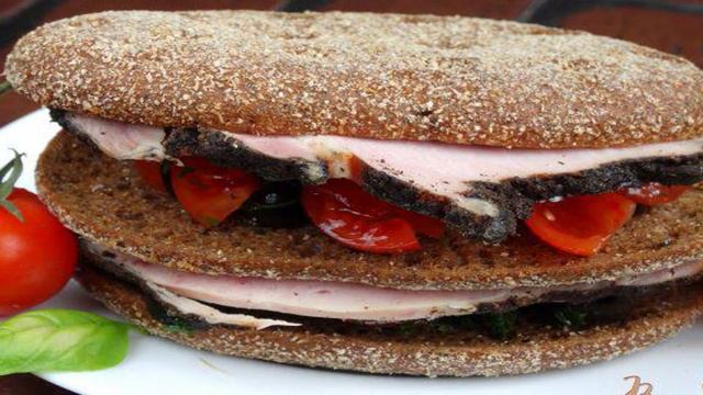 Двойной сандвич с бужениной и томатной сальсой