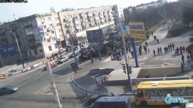 Нападение пророссийскийских митингующих на микроавтобус Пилигрим в Мариуполе 15.03.2014