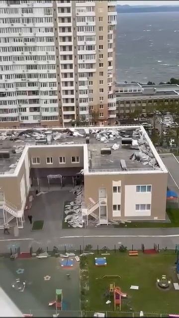 Во Владивостоке сильным ветром с крыши здания сносит ?