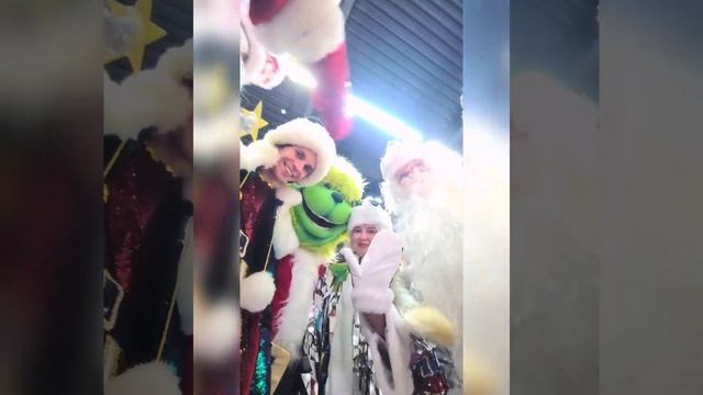 СКАЗОЧНЫЕ ПЕРСОНАЖИ НЕСУТСЯ С СЕВЕРНОГО ПОЛЮСА СО ВСЕ