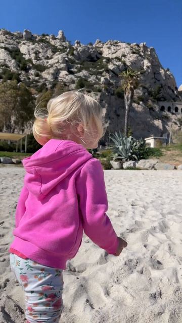 Maya shows beautiful mountains/Майя показывает красивые горы #shorts