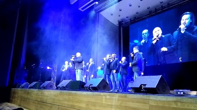 "Под небом голубым..."