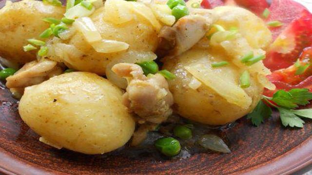 Молодой картофель с жареной курицей и горошком