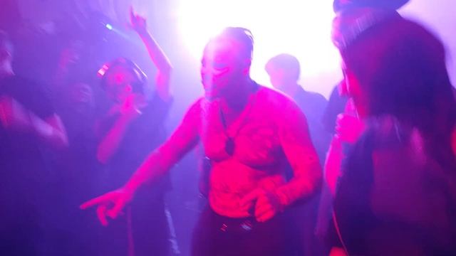СЕРГЕЙ СИМОНОВ (ДОН СИМОН) СТРУЯЧИТ И РВЕТ МАЙКУ В КЛУБ