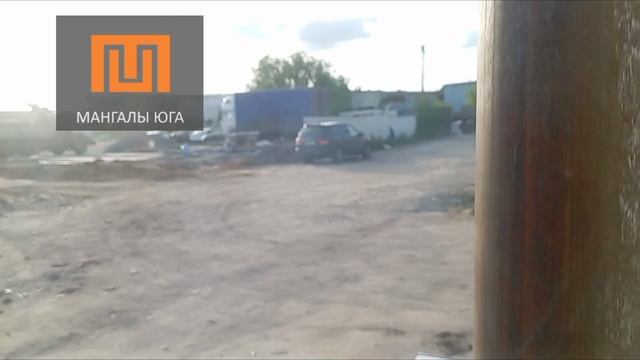 Мангальная зона с печью, жаровней, коптильной и мойкой.
