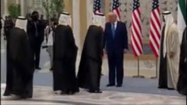 Трампу сломали руку в ОАЭ