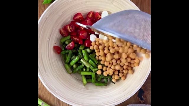 Салат из спаржи с помидорами черри, нутом и кедровыми орешками — свежий и невероятно вкусный! Кулина