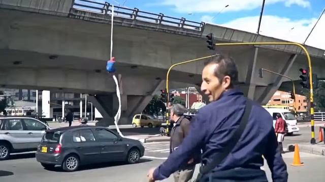 Воздушный гимнаст в костюме Человека-паука исполняет
