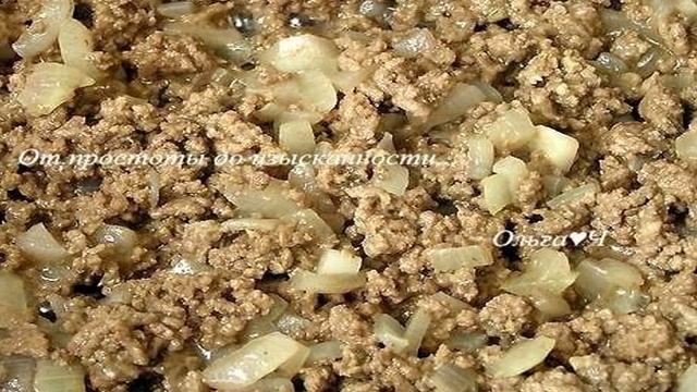 Спагетти с мясным соусом и зеленым горошком