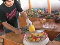 Разделка ананаса перед подачей на стол в Таиланде