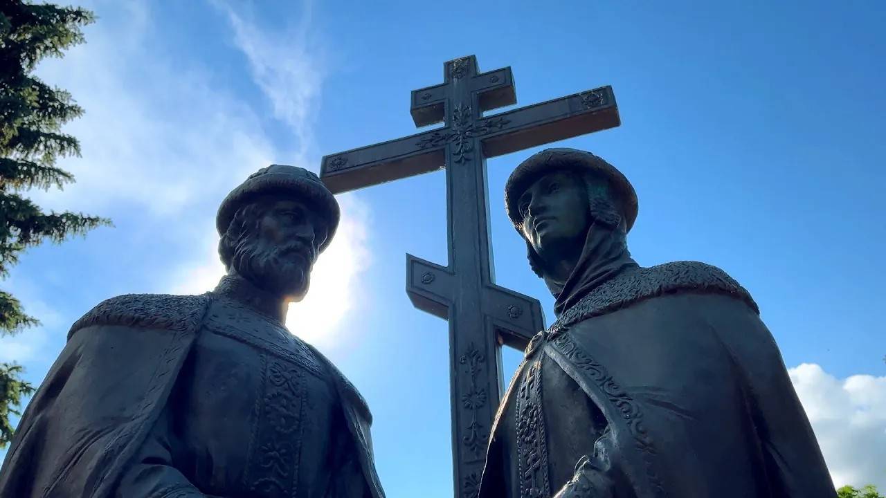 Парк им. Рокоссовского. Памятник святым князю Петру и княгине Февронии Муромским. Курск.