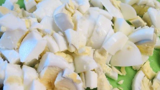 Салат с колбасой и помидорами