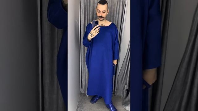 Ярко-синее платье из замши.