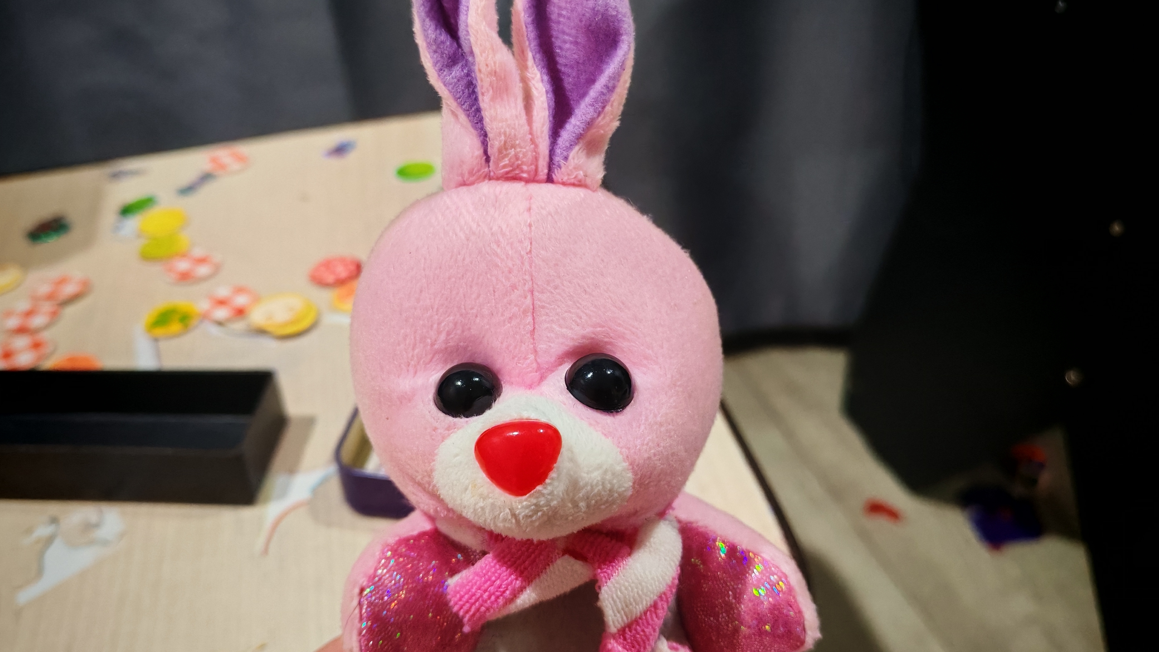 играем в мягкую игрушку зайчика для детей