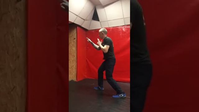 Основы передвижения на ногах в ножевом бое: фундамент выживания.