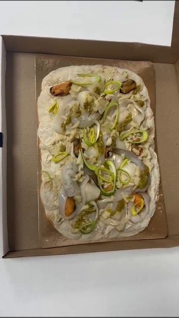 пицца из морепродуктов с соусом Песто