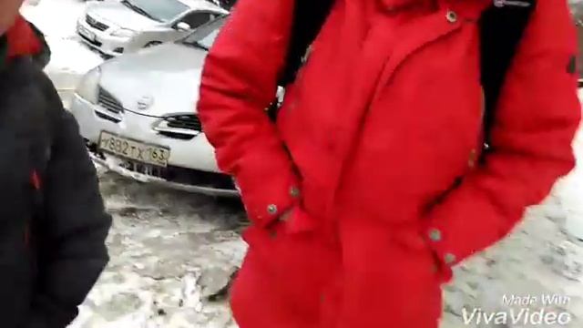 Челендж кто больше продержит руку в снегу. 👍👍👍